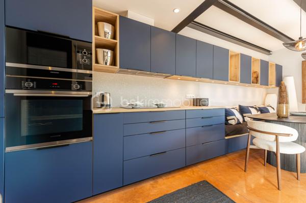 Saint-Jorioz : 
À quelques pas du lac, découvrez ce loft d’exception de 139 m², un bien singulier où volumes généreux, lignes contemporaines et prestations soignées composent un lieu de vie résolument unique.

Dès l’entrée, le caractère du lieu s’impose : beaux volumes, décoration design, matériaux soigneusement sélectionnés et atmosphère chaleureuse. Chaque espace a été pensé dans les moindres détails pour conjuguer esthétique, confort et fonctionnalité.

La pièce de vie, véritable cœur de l’appartement, s’ouvre naturellement sur une agréable terrasse prolongée par un jardin, offrant un espace extérieur privilégié aux beaux jours.
L'espace nuit se compose de 3 chambres, dont une très belle suite parentale, pensée comme un espace privé. 

L’appartement bénéficie également d’annexes particulièrement rares : une vaste buanderie, un garage double ainsi qu’un garage simple, apportant un confort supplémentaire au quotidien.

Un appartement coup de cœur, à l’identité affirmée, idéal pour ceux qui recherchent un bien différent, contemporain et confidentiel, dans un environnement recherché à proximité immédiate du lac d’Annecy.

Contact Séverine TOSI pour toutes informations complémentaires.