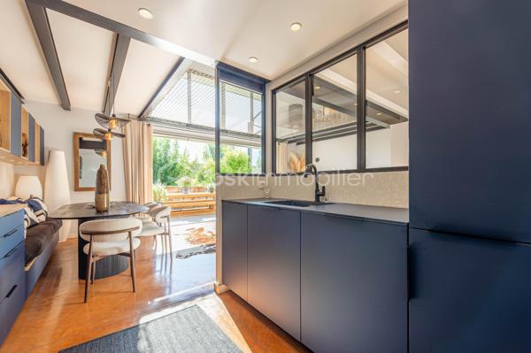Saint-Jorioz : 
À quelques pas du lac, découvrez ce loft d’exception de 139 m², un bien singulier où volumes généreux, lignes contemporaines et prestations soignées composent un lieu de vie résolument unique.

Dès l’entrée, le caractère du lieu s’impose : beaux volumes, décoration design, matériaux soigneusement sélectionnés et atmosphère chaleureuse. Chaque espace a été pensé dans les moindres détails pour conjuguer esthétique, confort et fonctionnalité.

La pièce de vie, véritable cœur de l’appartement, s’ouvre naturellement sur une agréable terrasse prolongée par un jardin, offrant un espace extérieur privilégié aux beaux jours.
L'espace nuit se compose de 3 chambres, dont une très belle suite parentale, pensée comme un espace privé. 

L’appartement bénéficie également d’annexes particulièrement rares : une vaste buanderie, un garage double ainsi qu’un garage simple, apportant un confort supplémentaire au quotidien.

Un appartement coup de cœur, à l’identité affirmée, idéal pour ceux qui recherchent un bien différent, contemporain et confidentiel, dans un environnement recherché à proximité immédiate du lac d’Annecy.

Contact Séverine TOSI pour toutes informations complémentaires.