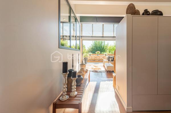 Saint-Jorioz : 
À quelques pas du lac, découvrez ce loft d’exception de 139 m², un bien singulier où volumes généreux, lignes contemporaines et prestations soignées composent un lieu de vie résolument unique.

Dès l’entrée, le caractère du lieu s’impose : beaux volumes, décoration design, matériaux soigneusement sélectionnés et atmosphère chaleureuse. Chaque espace a été pensé dans les moindres détails pour conjuguer esthétique, confort et fonctionnalité.

La pièce de vie, véritable cœur de l’appartement, s’ouvre naturellement sur une agréable terrasse prolongée par un jardin, offrant un espace extérieur privilégié aux beaux jours.
L'espace nuit se compose de 3 chambres, dont une très belle suite parentale, pensée comme un espace privé. 

L’appartement bénéficie également d’annexes particulièrement rares : une vaste buanderie, un garage double ainsi qu’un garage simple, apportant un confort supplémentaire au quotidien.

Un appartement coup de cœur, à l’identité affirmée, idéal pour ceux qui recherchent un bien différent, contemporain et confidentiel, dans un environnement recherché à proximité immédiate du lac d’Annecy.

Contact Séverine TOSI pour toutes informations complémentaires.