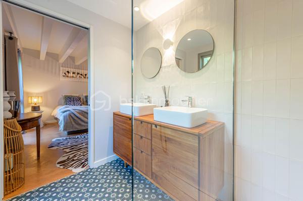 Saint-Jorioz : 
À quelques pas du lac, découvrez ce loft d’exception de 139 m², un bien singulier où volumes généreux, lignes contemporaines et prestations soignées composent un lieu de vie résolument unique.

Dès l’entrée, le caractère du lieu s’impose : beaux volumes, décoration design, matériaux soigneusement sélectionnés et atmosphère chaleureuse. Chaque espace a été pensé dans les moindres détails pour conjuguer esthétique, confort et fonctionnalité.

La pièce de vie, véritable cœur de l’appartement, s’ouvre naturellement sur une agréable terrasse prolongée par un jardin, offrant un espace extérieur privilégié aux beaux jours.
L'espace nuit se compose de 3 chambres, dont une très belle suite parentale, pensée comme un espace privé. 

L’appartement bénéficie également d’annexes particulièrement rares : une vaste buanderie, un garage double ainsi qu’un garage simple, apportant un confort supplémentaire au quotidien.

Un appartement coup de cœur, à l’identité affirmée, idéal pour ceux qui recherchent un bien différent, contemporain et confidentiel, dans un environnement recherché à proximité immédiate du lac d’Annecy.

Contact Séverine TOSI pour toutes informations complémentaires.