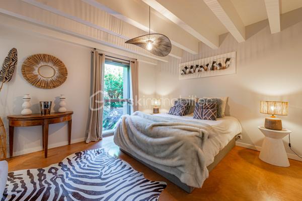 Saint-Jorioz : 
À quelques pas du lac, découvrez ce loft d’exception de 139 m², un bien singulier où volumes généreux, lignes contemporaines et prestations soignées composent un lieu de vie résolument unique.

Dès l’entrée, le caractère du lieu s’impose : beaux volumes, décoration design, matériaux soigneusement sélectionnés et atmosphère chaleureuse. Chaque espace a été pensé dans les moindres détails pour conjuguer esthétique, confort et fonctionnalité.

La pièce de vie, véritable cœur de l’appartement, s’ouvre naturellement sur une agréable terrasse prolongée par un jardin, offrant un espace extérieur privilégié aux beaux jours.
L'espace nuit se compose de 3 chambres, dont une très belle suite parentale, pensée comme un espace privé. 

L’appartement bénéficie également d’annexes particulièrement rares : une vaste buanderie, un garage double ainsi qu’un garage simple, apportant un confort supplémentaire au quotidien.

Un appartement coup de cœur, à l’identité affirmée, idéal pour ceux qui recherchent un bien différent, contemporain et confidentiel, dans un environnement recherché à proximité immédiate du lac d’Annecy.

Contact Séverine TOSI pour toutes informations complémentaires.