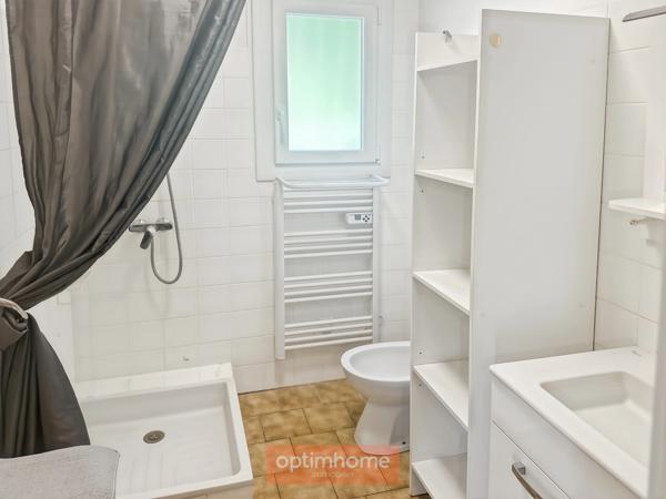 2 PAVILLONS DE PLAIN-PIED COMPOSES DE 4 APPARTEMENTS T2, PARKING ET JARDIN AUTOUR.