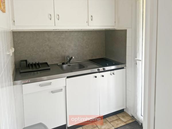 2 PAVILLONS DE PLAIN-PIED COMPOSES DE 4 APPARTEMENTS T2, PARKING ET JARDIN AUTOUR.