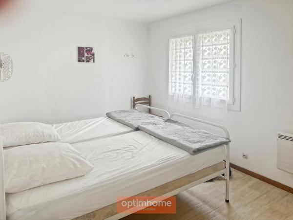 2 PAVILLONS DE PLAIN-PIED COMPOSES DE 4 APPARTEMENTS T2, PARKING ET JARDIN AUTOUR.
