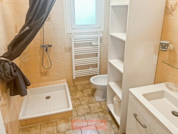 2 PAVILLONS DE PLAIN-PIED COMPOSES DE 4 APPARTEMENTS T2, PARKING ET JARDIN AUTOUR.
