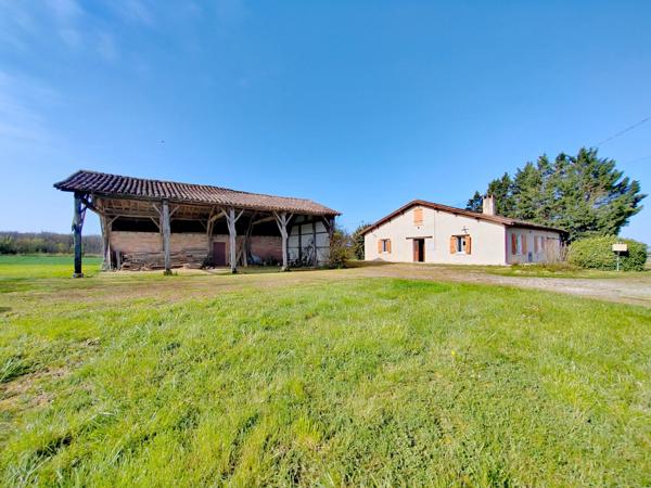 Située à MIRAMONT LATOUR, maison à rénover avec vue panoramique.