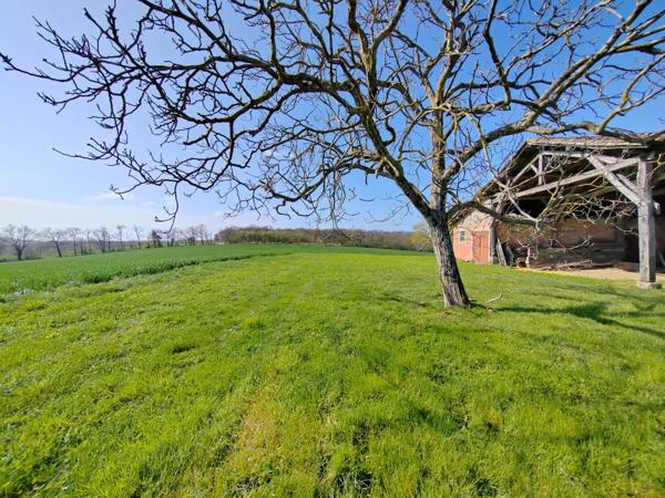 Située à MIRAMONT LATOUR, maison à rénover avec vue panoramique.