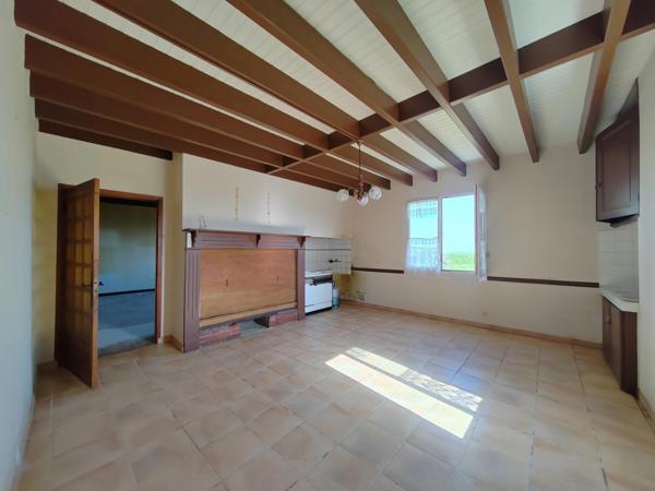 Située à MIRAMONT LATOUR, maison à rénover avec vue panoramique.