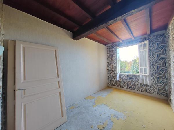 Située à MIRAMONT LATOUR, maison à rénover avec vue panoramique.