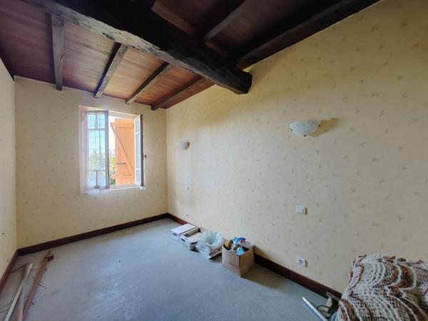 Située à MIRAMONT LATOUR, maison à rénover avec vue panoramique.
