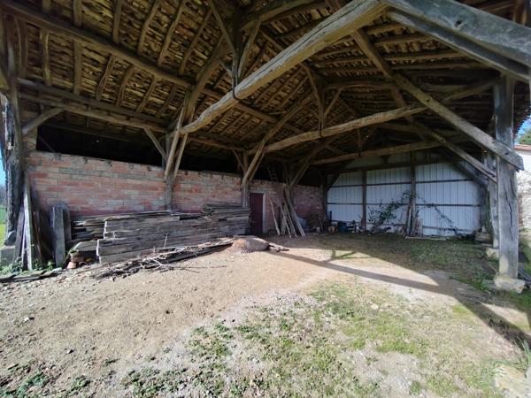 Située à MIRAMONT LATOUR, maison à rénover avec vue panoramique.