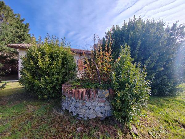 Située à MIRAMONT LATOUR, maison à rénover avec vue panoramique.