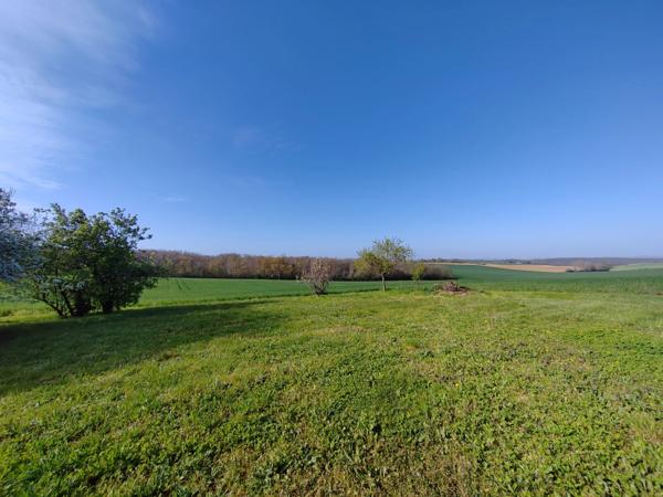 Située à MIRAMONT LATOUR, maison à rénover avec vue panoramique.