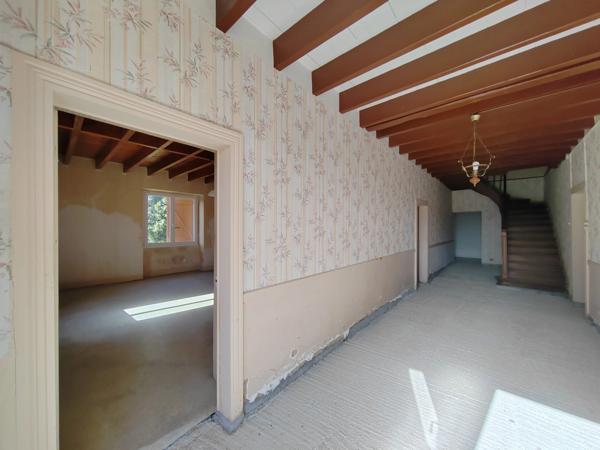 Située à MIRAMONT LATOUR, maison à rénover avec vue panoramique.