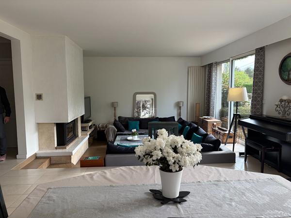 Maison 7 pièce(s) Entre Maisons €1 080 000 ** - Référence 4672