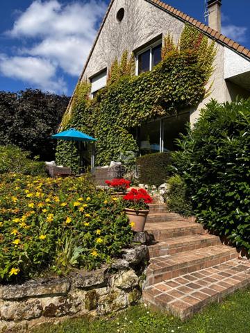 Maison 7 pièce(s) Entre Maisons €1 080 000 ** - Référence 4672