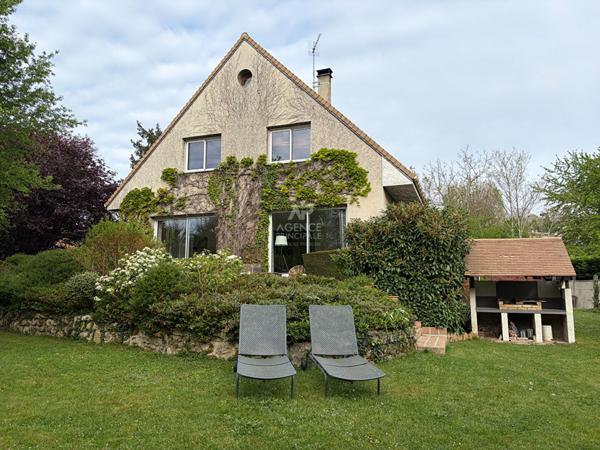 Maison 7 pièce(s) Entre Maisons €1 080 000 ** - Référence 4672