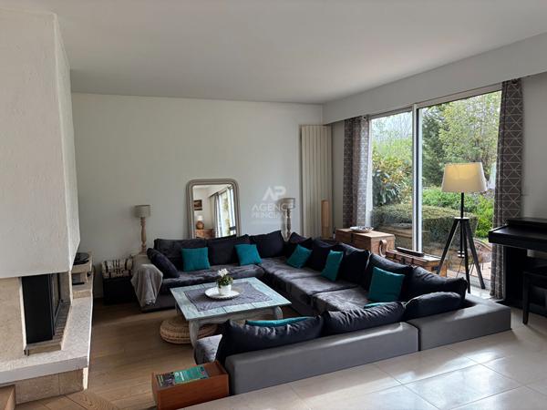 Maison 7 pièce(s) Entre Maisons €1 080 000 ** - Référence 4672