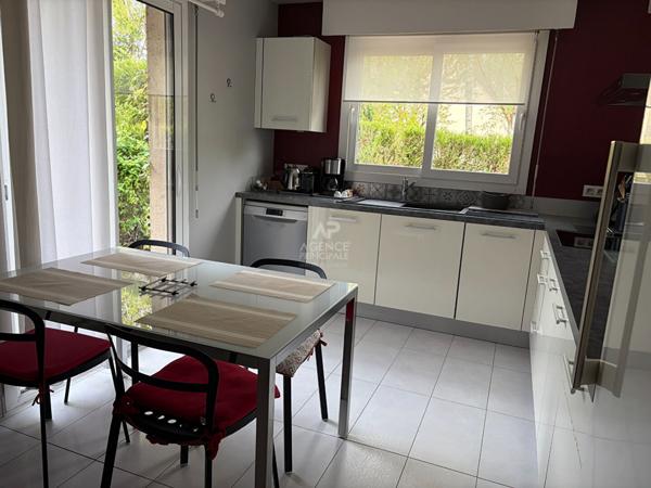 Maison 7 pièce(s) Entre Maisons €1 080 000 ** - Référence 4672