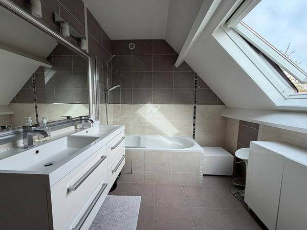 Maison 7 pièce(s) Entre Maisons €1 080 000 ** - Référence 4672