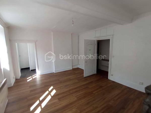Centre-ville de Vesoul, un immeuble comprenant trois appartements, deux grands T3 de 85m2 et un T1 de 40m2 utile, pour investissement location ou revente, honoraires inclus charge vendeur.
Renseignements et rendez vous du lundi au samedi de 8h à 20 h