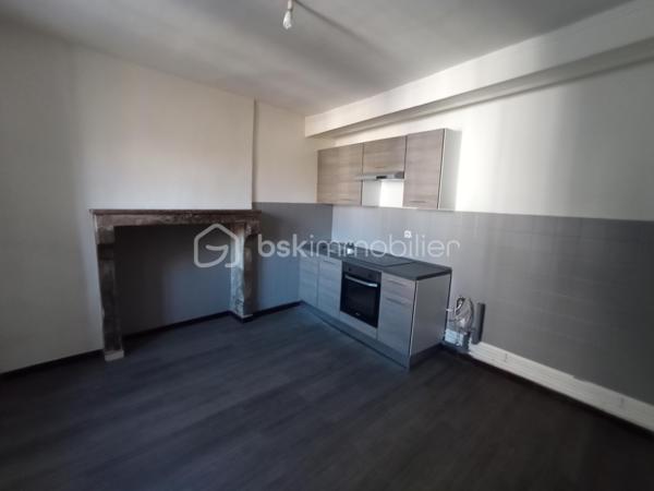 Centre-ville de Vesoul, un immeuble comprenant trois appartements, deux grands T3 de 85m2 et un T1 de 40m2 utile, pour investissement location ou revente, honoraires inclus charge vendeur.
Renseignements et rendez vous du lundi au samedi de 8h à 20 h