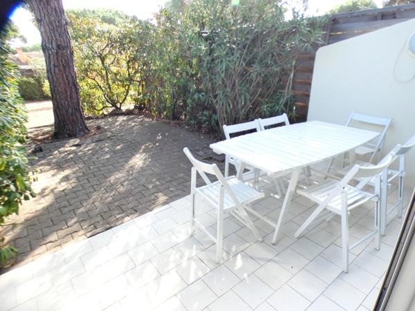 Pinède. Maison cabine mezzanine avec terrasse