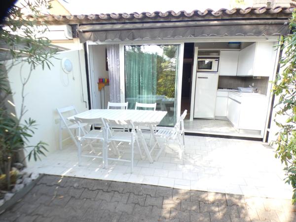 Pinède. Maison cabine mezzanine avec terrasse