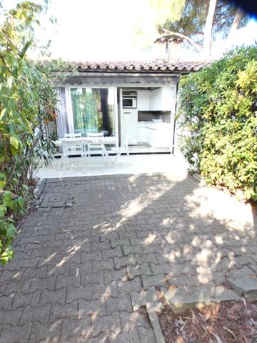 Pinède. Maison cabine mezzanine avec terrasse