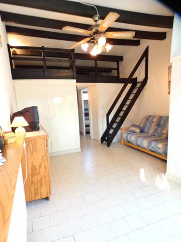 Pinède. Maison cabine mezzanine avec terrasse