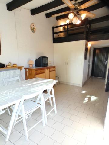Pinède. Maison cabine mezzanine avec terrasse