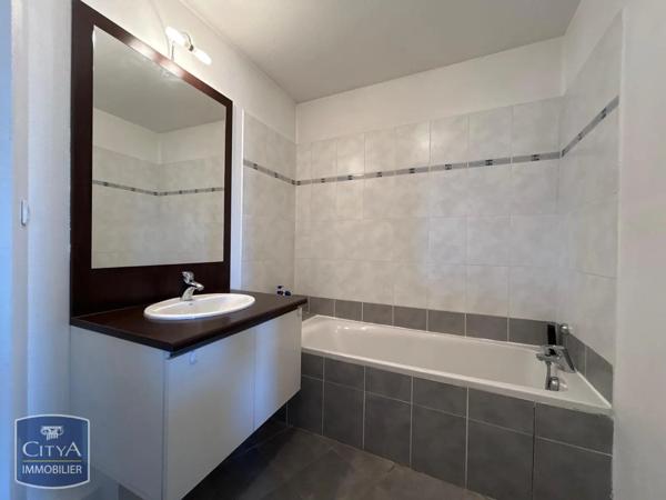 Appartement à louer 3 pièces 59.82m² Nîmes (30900)
