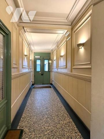 PARIS 11EME - QUARTIER BOULEVARD VOLTAIRE - METRO LIGNE 9. STUDETTE EQUIPEE.  