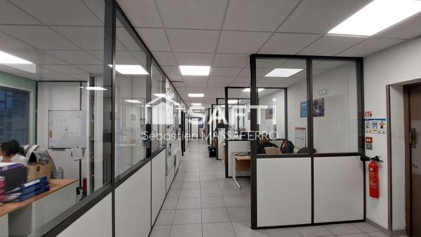 Local industriel avec stockage, atelier et bureaux
