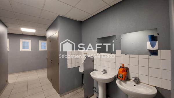 Local industriel avec stockage, atelier et bureaux