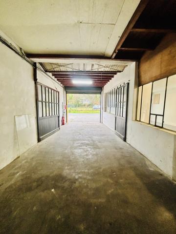 Local professionnel de type garage avec bureau – Réf : ACAJOU
