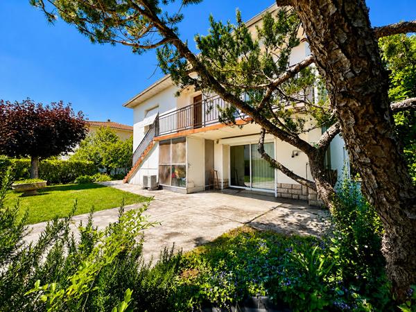Secteur Villeneuve-sur-Lot - Maison individuelle avec ascenseur et jardin. Située dans un quartier calme à proximité du centre-ville, cette maison individuelle d'environ 137 m² offre un beau potentiel. Au rez-de-chaussée, une spacieuse cuisine d'été cli , Villeneuve sur lot