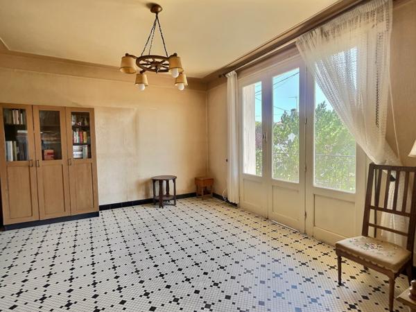 Secteur Villeneuve-sur-Lot - Maison individuelle avec ascenseur et jardin. Située dans un quartier calme à proximité du centre-ville, cette maison individuelle d'environ 137 m² offre un beau potentiel. Au rez-de-chaussée, une spacieuse cuisine d'été cli , Villeneuve sur lot