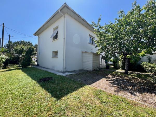 Secteur Villeneuve-sur-Lot - Maison individuelle avec ascenseur et jardin. Située dans un quartier calme à proximité du centre-ville, cette maison individuelle d'environ 137 m² offre un beau potentiel. Au rez-de-chaussée, une spacieuse cuisine d'été cli , Villeneuve sur lot
