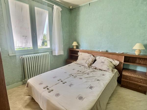 Secteur Villeneuve-sur-Lot - Maison individuelle avec ascenseur et jardin. Située dans un quartier calme à proximité du centre-ville, cette maison individuelle d'environ 137 m² offre un beau potentiel. Au rez-de-chaussée, une spacieuse cuisine d'été cli , Villeneuve sur lot