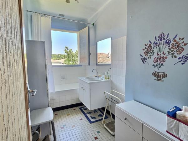 Secteur Villeneuve-sur-Lot - Maison individuelle avec ascenseur et jardin. Située dans un quartier calme à proximité du centre-ville, cette maison individuelle d'environ 137 m² offre un beau potentiel. Au rez-de-chaussée, une spacieuse cuisine d'été cli , Villeneuve sur lot