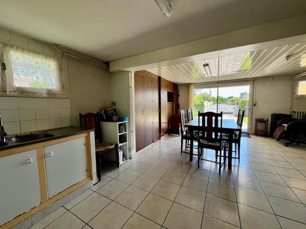 Secteur Villeneuve-sur-Lot - Maison individuelle avec ascenseur et jardin. Située dans un quartier calme à proximité du centre-ville, cette maison individuelle d'environ 137 m² offre un beau potentiel. Au rez-de-chaussée, une spacieuse cuisine d'été cli , Villeneuve sur lot