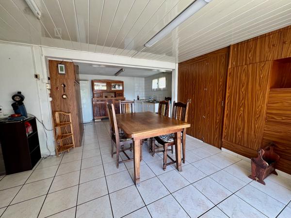 Secteur Villeneuve-sur-Lot - Maison individuelle avec ascenseur et jardin. Située dans un quartier calme à proximité du centre-ville, cette maison individuelle d'environ 137 m² offre un beau potentiel. Au rez-de-chaussée, une spacieuse cuisine d'été cli , Villeneuve sur lot
