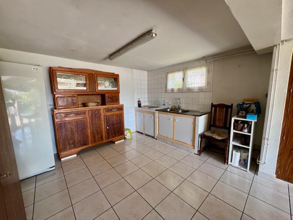 Secteur Villeneuve-sur-Lot - Maison individuelle avec ascenseur et jardin. Située dans un quartier calme à proximité du centre-ville, cette maison individuelle d'environ 137 m² offre un beau potentiel. Au rez-de-chaussée, une spacieuse cuisine d'été cli , Villeneuve sur lot