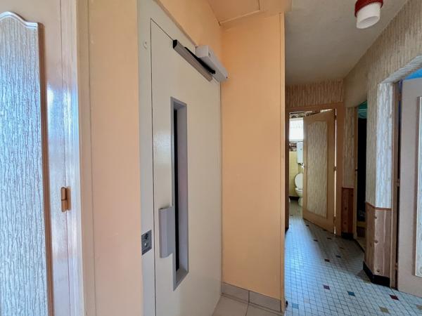 Secteur Villeneuve-sur-Lot - Maison individuelle avec ascenseur et jardin. Située dans un quartier calme à proximité du centre-ville, cette maison individuelle d'environ 137 m² offre un beau potentiel. Au rez-de-chaussée, une spacieuse cuisine d'été cli , Villeneuve sur lot