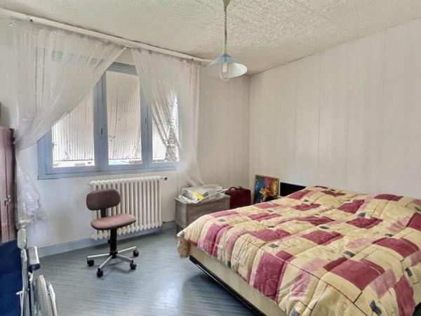 Secteur Villeneuve-sur-Lot - Maison individuelle avec ascenseur et jardin. Située dans un quartier calme à proximité du centre-ville, cette maison individuelle d'environ 137 m² offre un beau potentiel. Au rez-de-chaussée, une spacieuse cuisine d'été cli , Villeneuve sur lot