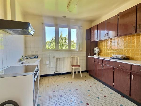 Secteur Villeneuve-sur-Lot - Maison individuelle avec ascenseur et jardin. Située dans un quartier calme à proximité du centre-ville, cette maison individuelle d'environ 137 m² offre un beau potentiel. Au rez-de-chaussée, une spacieuse cuisine d'été cli , Villeneuve sur lot