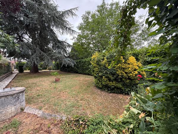 47300 VILLENEUVE SUR LOT Maison de ville avec jardin et garage proche commodités d'Eysses