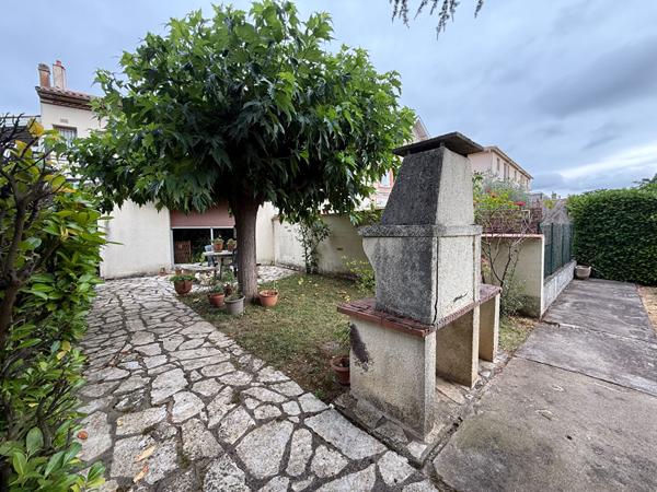 47300 VILLENEUVE SUR LOT Maison de ville avec jardin et garage proche commodités d'Eysses