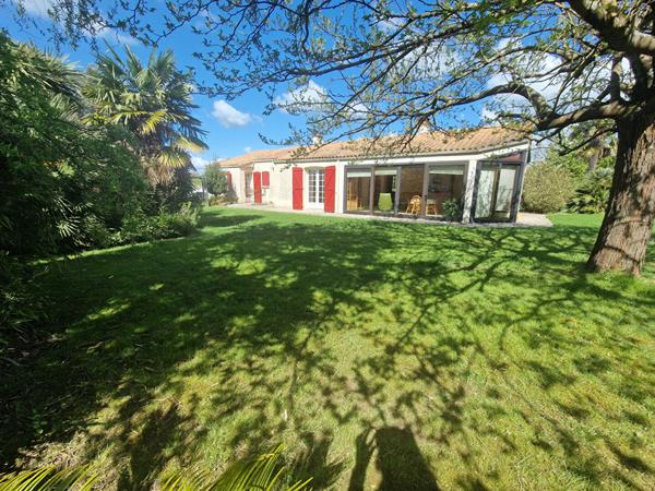 Maison de Charme avec Grand Jardin à Talmont-Saint-Hilaire